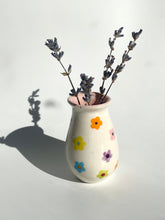 Load image into Gallery viewer, Mini Daisy Vase